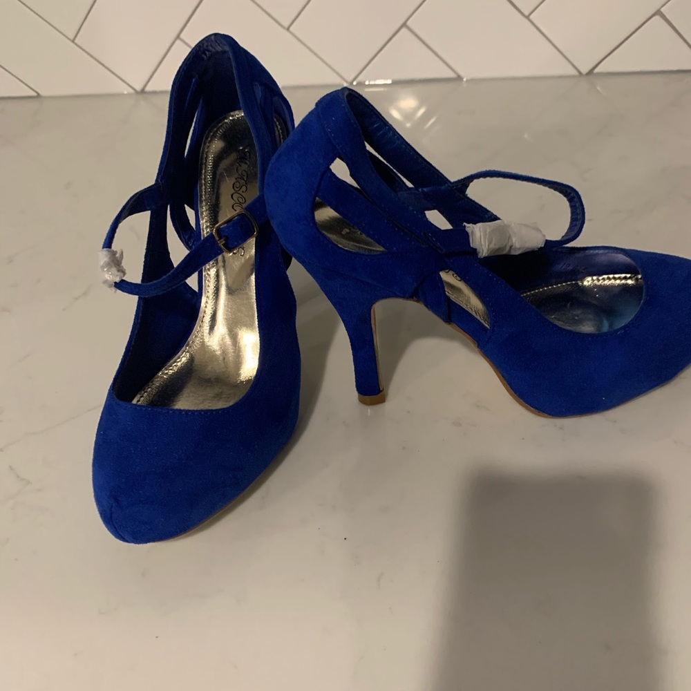 Total blue suede heels